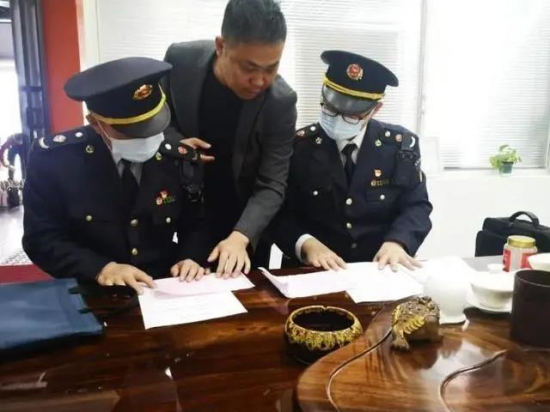 上海查获一批假冒嘉实多润滑油