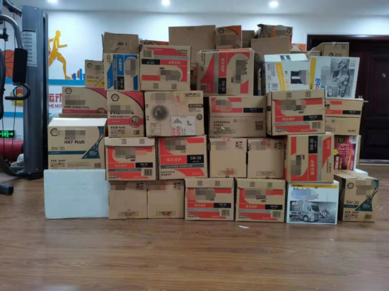 现场查扣假冒品牌的润滑油1000余桶 现场查扣假冒品牌的润滑油1000余桶